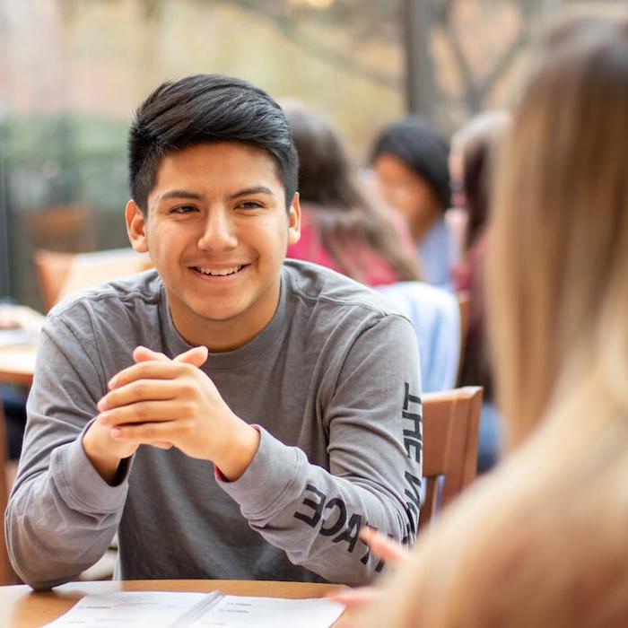 学生们在咖啡厅的餐桌上聊天